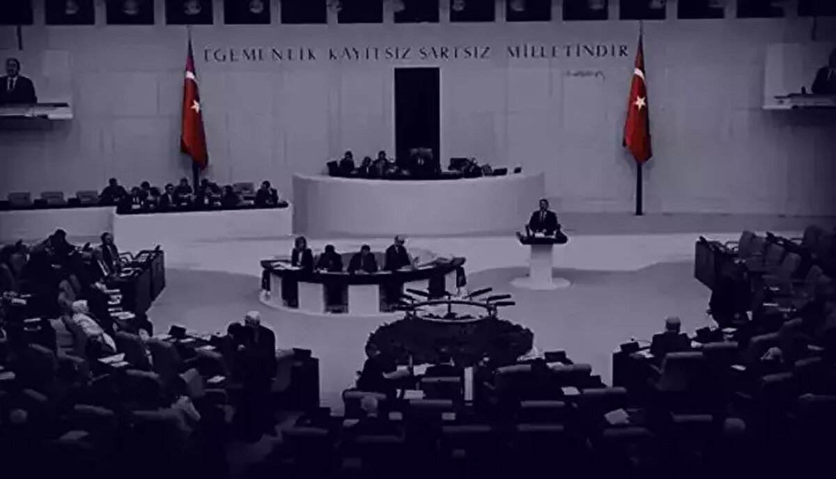 Trafik Magandalarına ve Silahlı Kutlamalara Ağır Cezalar<br><br>Paketin en dikkat çeken maddelerinden biri, toplum güvenliğini tehdit eden eylemlere yönelik cezaların artırılması oldu.<br><br>Trafik Güvenliği: Kara, deniz veya demiryolu ulaşım araçlarının hareketini engelleyen, durduran veya aracı kaçıranlara verilen cezalar artırılıyor.<br><br>Aracı engelleyen veya durduranlar: 1 yıldan 3 yıla kadar hapis.<br><br>Aracı kaçıranlar: 2 yıldan 5 yıla kadar hapis.<br><br>Silahlı Kutlamalar: Düğün, nişan veya asker uğurlaması gibi etkinliklerde "havaya ateş açma" devri kapanıyor. İnsanlarda korku, kaygı veya panik yaratan, genel güvenliği kasten tehlikeye sokan kişilere verilen hapis cezasının alt sınırı 6 aydan 1 yıla, üst sınırı ise 3 yıldan 5 yıla çıkarılıyor.