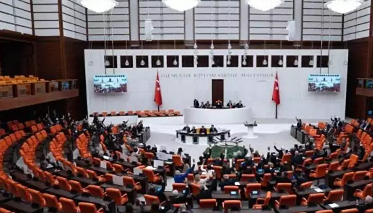 Kamuoyunda 11. Yargı Paketi olarak bilinen ve milyonları ilgilendiren yasa teklifinde kritik viraj dönüldü. TBMM Genel Kurulu'nda süren görüşmelerde, trafik güvenliğinden sosyal medya yasaklarına, 'kurusıkı' silah cezalarından infaz düzenlemesine kadar pek çok önemli madde kabul edildi. Peki, 11. Yargı Paketi resmen onaylandı mı ve içeriğinde neler var? Trafik magandalarına hapis yolunu açan ve bilişim suçlarına 'dur' diyen paketin detayları ve son dakika gelişmeleri haberimizde.