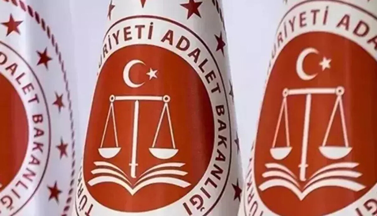 Sosyal Medya ve Bilişim Suçlarına Yeni Düzenleme<br><br>11. Yargı Paketi, dijital dünyada işlenen suçlara karşı da yeni önlemler getiriyor. Özellikle "kişilik hakları ihlalleri" ve "dolandırıcılık" konularında hızlı karar mekanizmaları devreye giriyor.<br><br>Hakaret ve İçerik Kaldırma Süreci<br>Hızlı Erişim Engeli: Kişilik haklarının ihlal edildiği durumlarda (örneğin siber zorbalık veya iftira), Sulh Ceza Hakimliği başvurudan sonra 24 saat içinde karar verecek.<br><br>4 Saat Kuralı: Erişim engelleme veya içerik çıkarma kararı, Erişim Sağlayıcıları Birliği'ne iletildikten sonra en geç 4 saat içinde uygulanmak zorunda.<br><br>Bant Genişliği Daraltma: Kararı uygulamayan yurt dışı kaynaklı sosyal ağ sağlayıcılarına, bant genişliğinin %90'a kadar daraltılması cezası verilebilecek.<br><br>Kripto ve Banka Hesaplarına Bloke<br>Bilişim sistemleri kullanılarak işlenen nitelikli hırsızlık ve dolandırıcılık suçlarında, şüpheli para hareketlerinin olduğu hesaplar savcılık emriyle 48 saate kadar askıya alınabilecek ve hesaplara el konulabilecek.