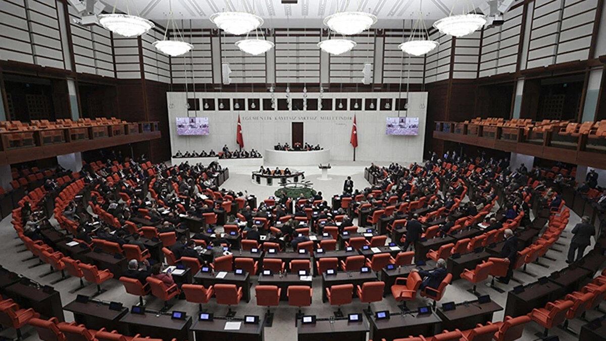 Dolandırıcılık ve Diğer Önemli Maddeler<br><br>Dolandırıcılık Suçları: "Basit dolandırıcılık" suçlarının yargılaması artık Ağır Ceza Mahkemeleri yerine Asliye Ceza Mahkemelerinde yapılacak.<br><br>Esnaf Fiyat Tarifeleri: Esnafların fiyat tarifeleri, ilgili odalarca hazırlanıp Birlik yönetimince onaylandıktan sonra yürürlüğe girecek. Fahiş fiyatla mücadele kapsamında denetimler artacak.<br><br>GSS Borçları: 1 Ocak 2016 öncesine ait ödenmemiş Genel Sağlık Sigortası (GSS) prim borçları ve cezalarının tahsilinden vazgeçilecek.