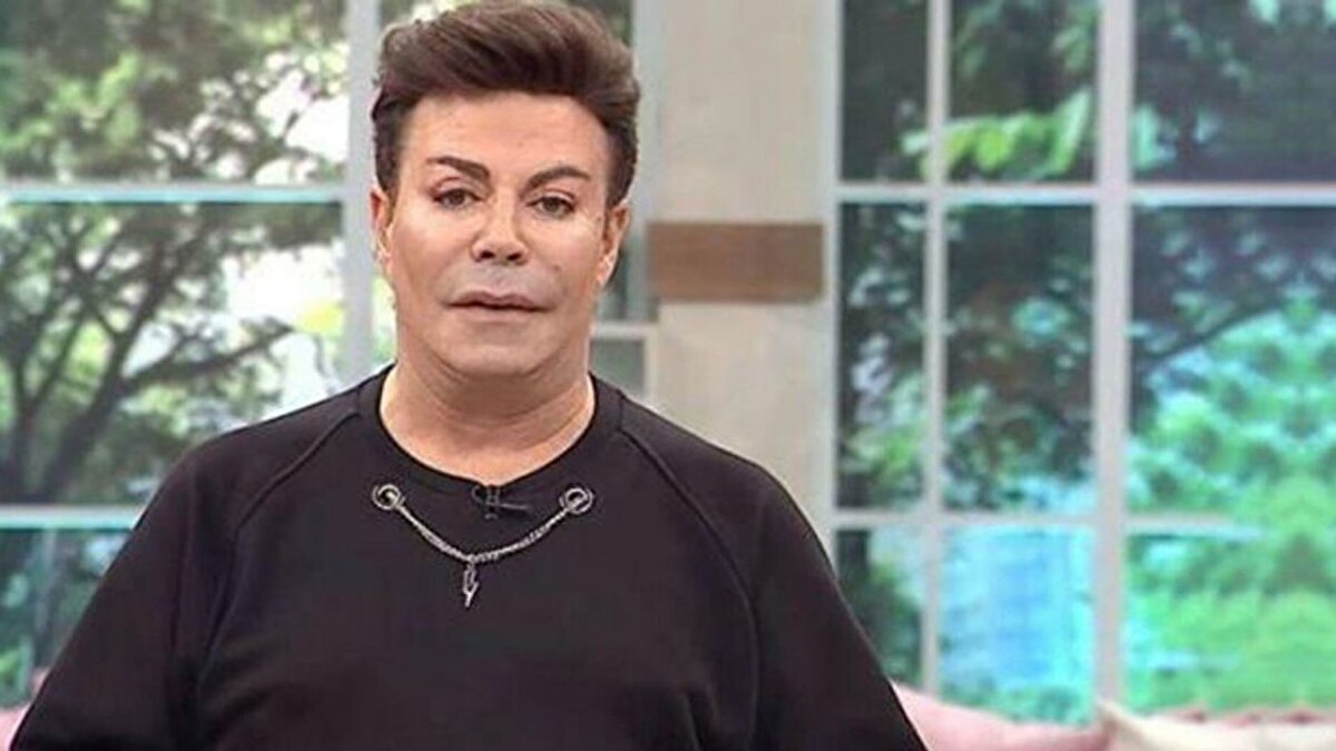 Hayati fonksiyonlarda ilerleme bekleniyor<br><br>Menajeri Mert Siliv, sanatçının uzun süredir uyutulduğunu ve durumunun halen kritik seyrini koruduğunu ifade etti. Siliv, Ürek’in şu an için hayati fonksiyonlarını kendi başına sürdürebilecek seviyeye ulaşmadığını belirtti.