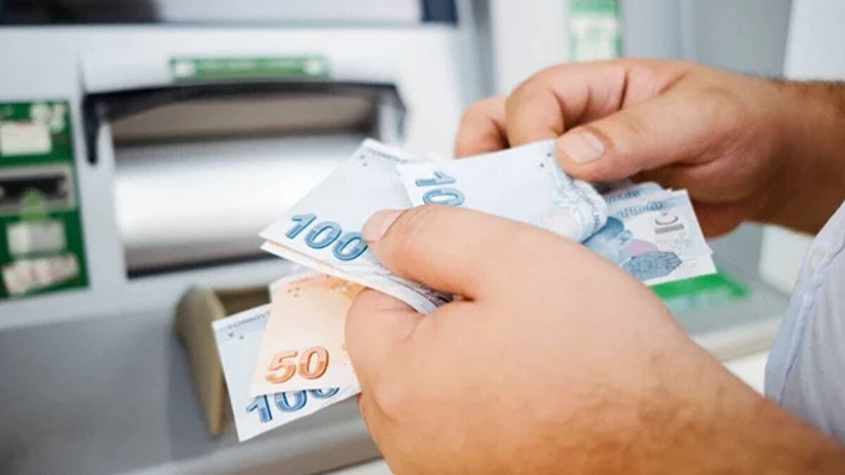 2026 için asgari ücret beklentisi<br><br>Şener, 2025 yılı için yapılan düzenlemenin tüm yılı kapsadığını hatırlatarak 2026’da da benzer bir yol izlenebileceğini ifade etti. Merkez Bankası’nın yüzde 16’lık enflasyon beklentisine işaret eden Şener, bu doğrultuda asgari ücrette bu oranın üzerinde bir artışın gündeme gelebileceğini söyledi. Ücret artışlarının dezenflasyon sürecine zarar vermemesi için fahiş fiyat uygulamalarına karşı önlemlerin sıkılaştırılması gerektiğini belirtti.