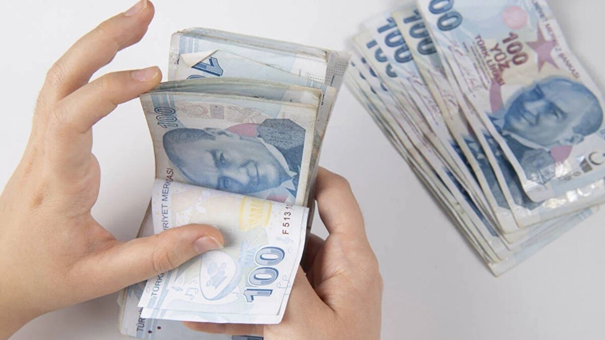 “Ücret artışlarının enflasyona etkisi yüksek”<br><br>İstanbul Üniversitesi İktisat Fakültesi Öğretim Üyesi Prof. Dr. Sefer Şener, ücretlerde yapılacak artışların enflasyon üzerinde güçlü bir yansıması olduğunu belirtti. Şener’e göre maaşlardaki her yüzde 10’luk artış, enflasyona doğrudan 1 ila 1,5 puan arasında etki ediyor. Dolaylı etkilerin ise çok daha yüksek olduğunu söyleyen Şener, fiyat istikrarı sağlanana kadar sıkı para politikasının kararlılıkla sürdürülmesi gerektiğini vurguladı.