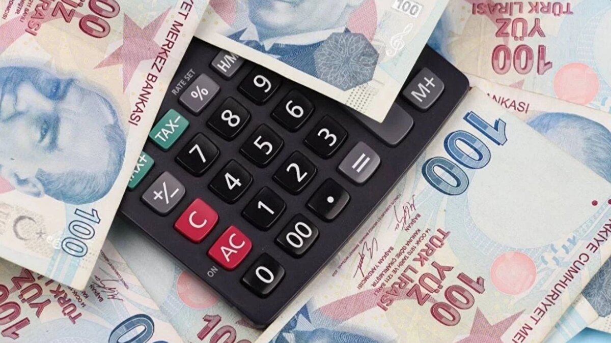 Farklı alanlarda belirgin gerileme<br><br>Gıda, temel mallar, hizmetler ve kiralar gibi kalemlerde mayıs ayına göre ciddi azalmalar kaydedildi. Özellikle kira enflasyonunun son 42 ayın en düşük seviyesine düşmesi, hem deprem bölgesinde devam eden teslimatlar hem de yeni konut projelerinin etkisiyle açıklanıyor. Ekonomideki bu tablo, asgari ücret için yapılacak değerlendirmenin daha yakından takip edilmesine yol açtı.