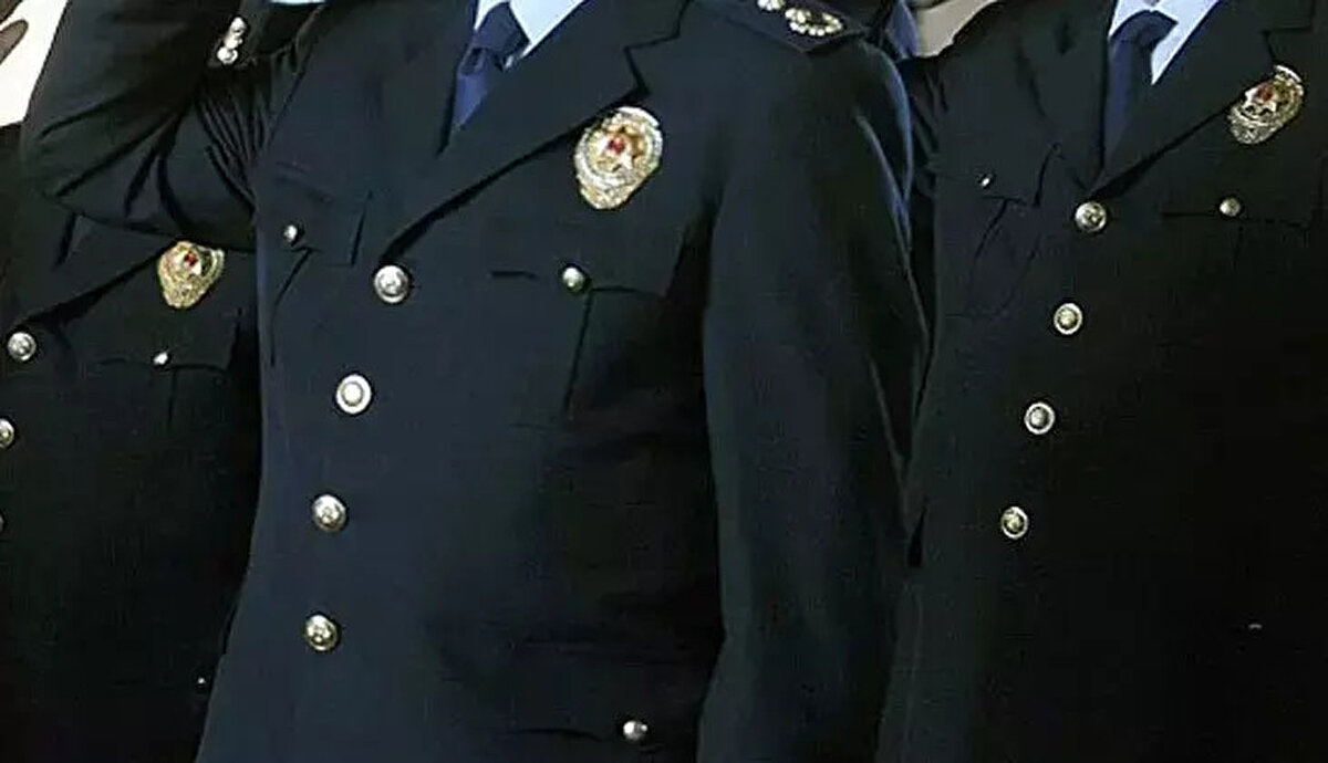 33. Dönem POMEM Başvuruları Ne Zaman Başlayacak?<br><br>Adayların en çok merak ettiği 33. dönem POMEM başvuru tarihleri henüz Polis Akademisi Başkanlığı tarafından resmi olarak duyurulmadı. Ancak takvim beklentileri netleşmeye başladı.<br><br>Geçtiğimiz dönem (32. Dönem) duyurusu Kasım ayında yapılmış ve ön başvurular 21 Kasım - 09 Aralık tarihleri arasında alınmıştı. Bu takvim göz önüne alındığında, 33. Dönem POMEM alımlarının 2024 yılı sonunda veya 2025 yılının hemen başında başlaması bekleniyor. Adayların Polis Akademisi'nin resmi internet sitesini düzenli olarak takip etmeleri büyük önem taşıyor.