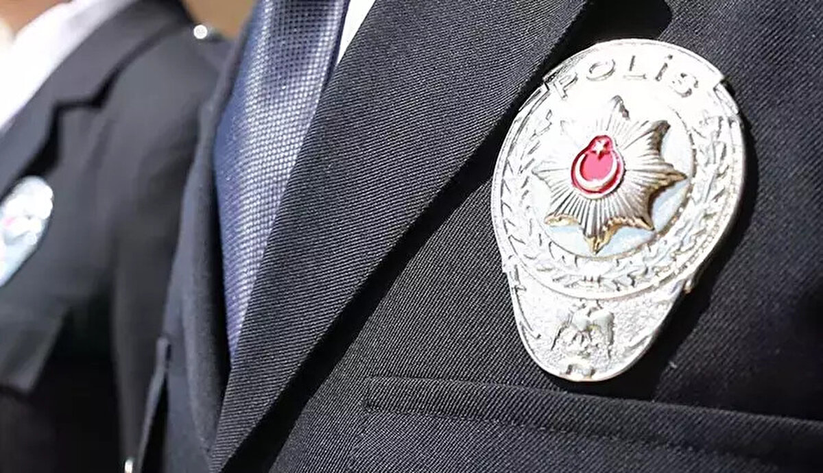 2025 Polis Alımı Başvuru Şartları Neler?<br><br>Yeni dönem kılavuzu yayınlandığında şartlar kesinleşecek olsa da, POMEM alımlarında geçerli olan genel şartlar bellidir. Başvuru yapacak adayların lisans veya ön lisans mezunu olmaları gerekmektedir. İşte 33. dönem POMEM başvuru şartları:<br><br>Vatandaşlık: T.C. vatandaşı olmak.<br><br>Eğitim: Lisans, ön lisans mezunu veya YÖK tarafından denkliği kabul edilen yurt dışı kurumlardan mezun olmak.<br><br>Yaş Şartı: Sınavın yapıldığı yılın 01 Ocak tarihi itibariyle 30 yaşından gün almamış olmak (18 yaşını tamamlamış olmak kaydıyla).<br><br>Fiziksel Şartlar:<br><br>Kadınlar için boy en az 162 cm.<br><br>Erkekler için boy en az 167 cm.<br><br>Beden Kitle İndeksi (BMİ) 18 (dahil) ile 27 (dahil) arasında olmak.<br><br>Sağlık ve Sicil: Silah taşımaya engeli bulunmamak, sağlık yönetmeliği şartlarını taşımak ve güvenlik soruşturmasının olumlu olması.