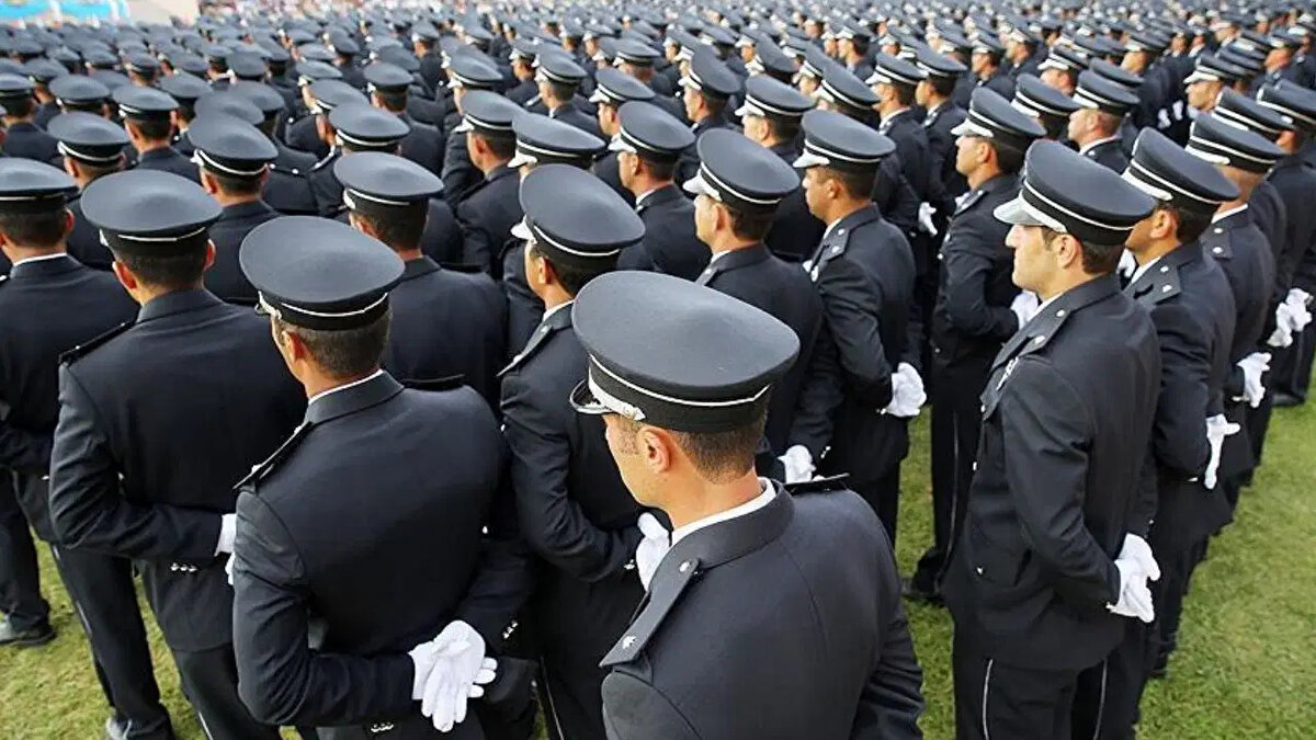 Başvurular Nereden Yapılacak?<br><br>33. dönem POMEM başvuru işlemleri, tarihler açıklandığında genellikle e-Devlet şifresi ile Polis Akademisi'nin resmi web sitesi (pa.edu.tr) üzerinden gerçekleştirilmektedir. Adaylar, ön başvuru ücretini yatırdıktan sonra şahsen müracaat ve sınav aşamalarına geçiş yapabileceklerdir.<br><br>Önemli Not: Lise mezunu adaylar için alımlar PMYO (Polis Meslek Yüksekokulu) kapsamında yapılmakta olup, POMEM süreci sadece lisans ve ön lisans mezunlarını kapsamaktadır.