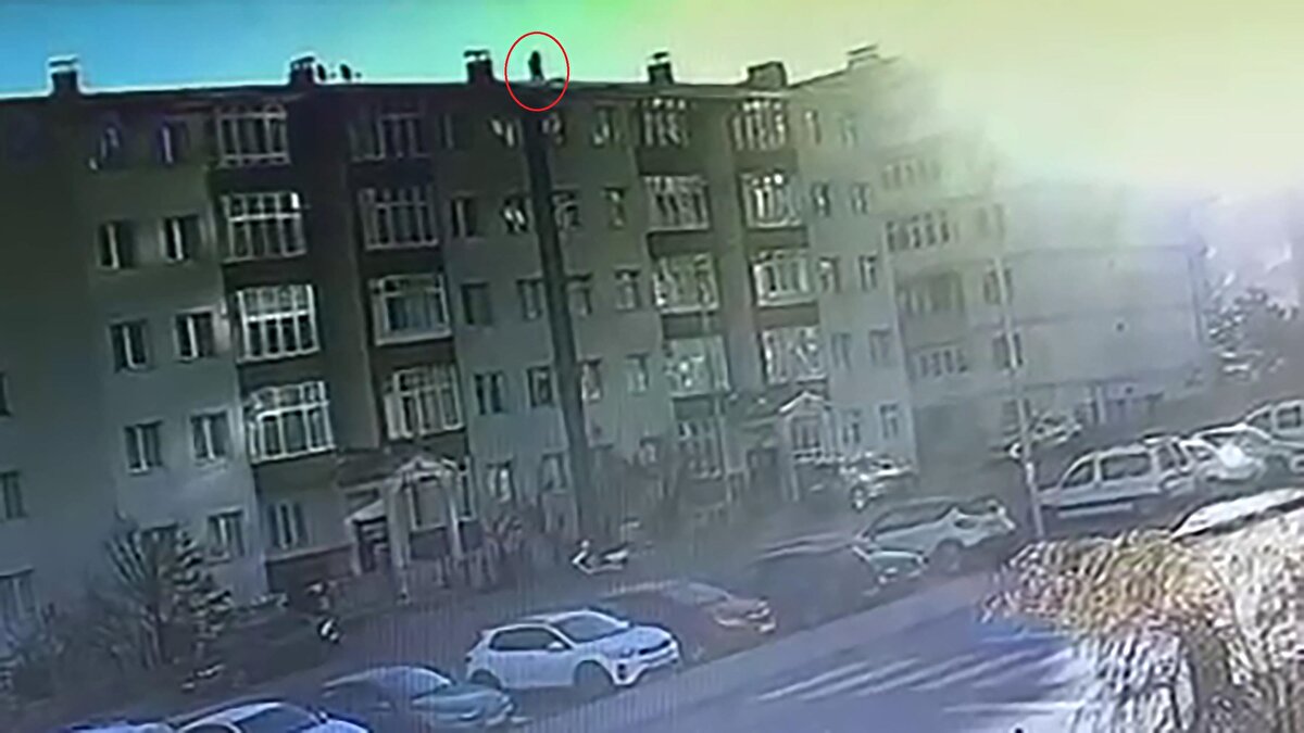 Hüseyin Avni Ulaş Mahallesi’ndeki beş katlı apartmanda dün bakımını yaptığı bacayı yeniden gözden geçirmek isteyen Akın, sabah saatlerinde binanın çatısına çıktı. Ancak kontrol sırasında dengesini kaybeden Akın, kaygan zeminde tutunacak bir yer bulamadı ve hızla aşağıya sürüklendi.