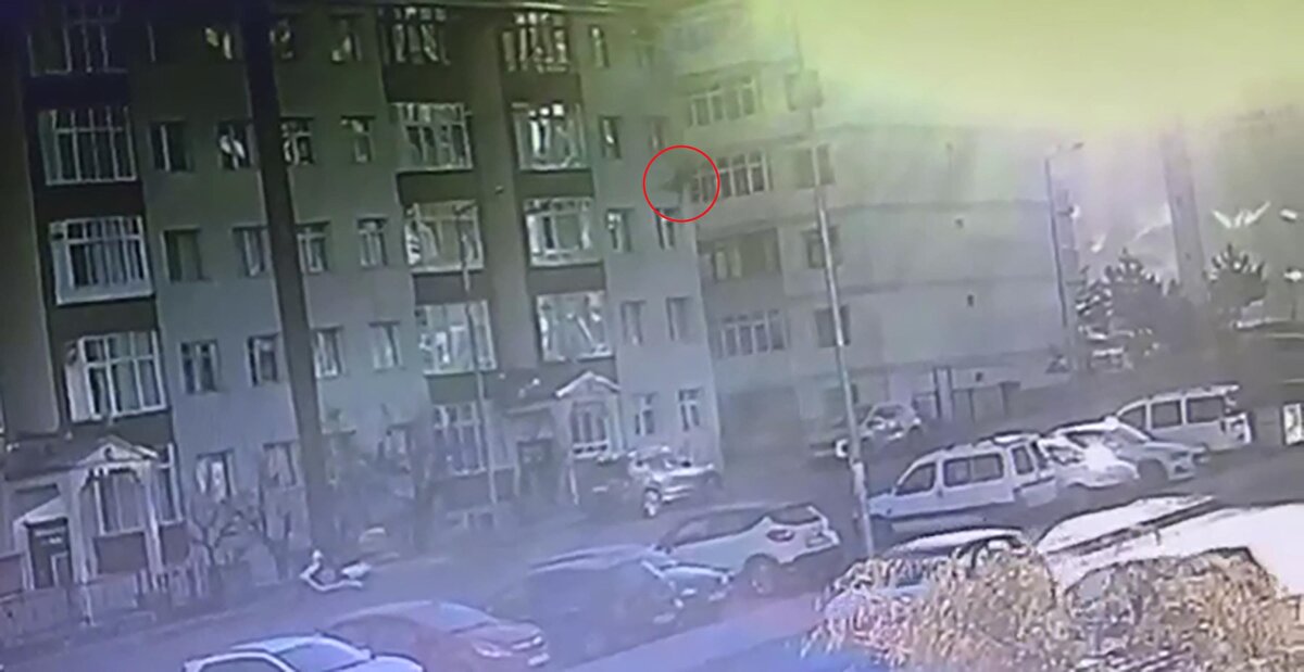 Apartmanın yakınındaki bir iş yerinin güvenlik kamerası, Akın’ın çatıdan kayarak düştüğü anları saniye saniye kaydetti.