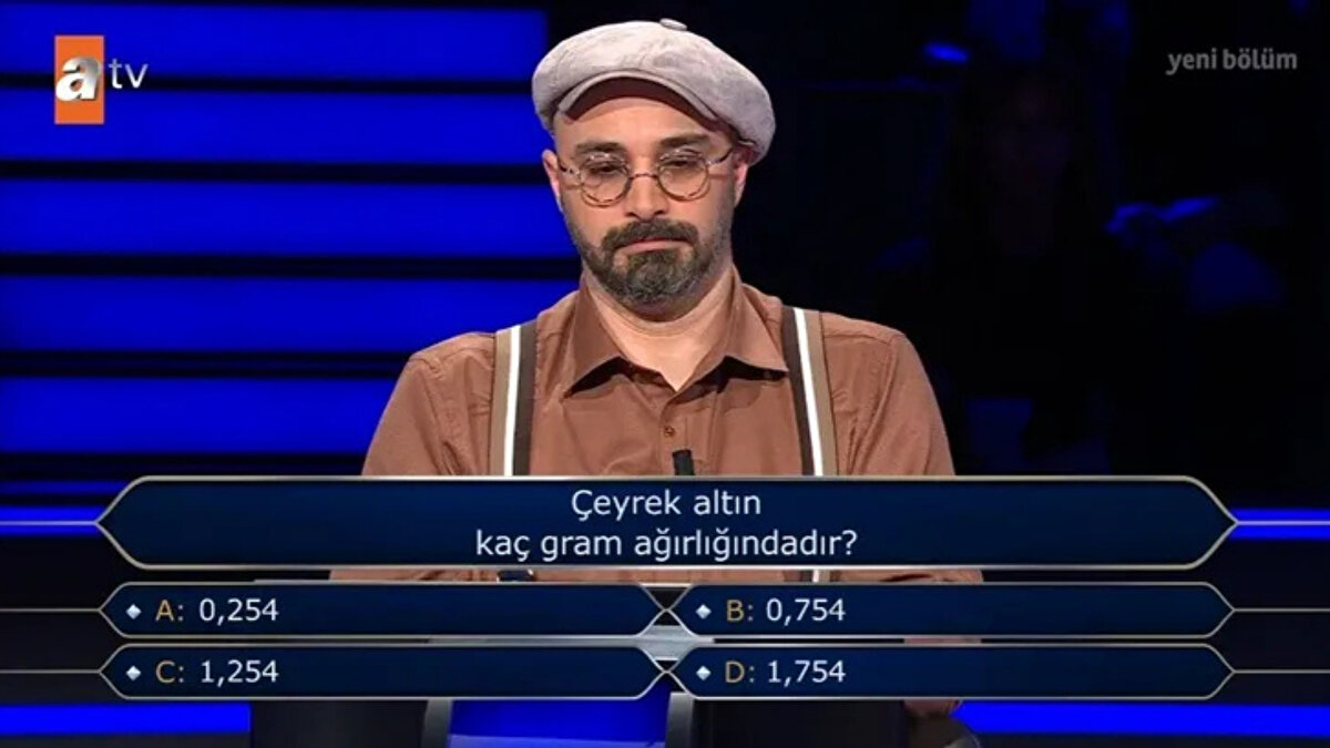 Bursa’dan katılan Anıl Aslan, ilk sorulardan itibaren sergilediği sakin performansıyla barajı geçerek 100 bin TL değerindeki sekizinci soruya ulaştı. Bu turda karşısına “Çeyrek altın kaç gramdır?” sorusu çıktı.<br>Şıklar şöyleydi:<br>A: 0,254 — B: 0,754 — C: 1,254 — D: 1,754<br><br>Sorunun beklediğinden daha zor gelmesi üzerine Aslan önce seyirciye sorma jokerini kullanmayı tercih etti. Ancak gelen tahminlerin birbirine yakın olması, yarışmacıyı ikinci kez joker kullanımına yöneltti.