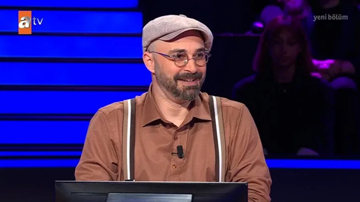 Programda yöneltilen çeyrek altın sorusu, hem yarışmacıyı hem izleyenleri zorlayarak gecenin dikkat çeken anı oldu. Sunuculuğunu Oktay Kaynarca’nın üstlendiği yarışmada bu bölümde heyecan bir an olsun düşmedi.