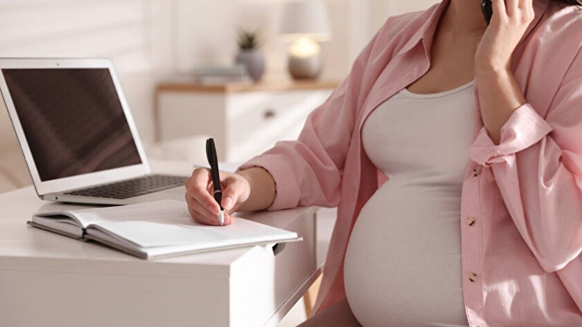 Ev kadınlarına emeklilik ve koruyucu ailelere yeni haklar<br><br>Reform paketinin dikkat çeken bir diğer unsuru ise ev kadınları. Doğurganlık hızı ev hanımlarında 1.78 iken, çalışan kadınlarda 1.38'e düşmüş durumda. Bu durumu tersine çevirmek amacıyla, ev kadınlarına emeklilik ve vergi istisnası gibi destekleyici enstrümanların devreye alınması planlanıyor. Ayrıca, çalışan annelerin nüfus artış hızını desteklemek için mahalle tipi kreşler ve çocuk bakım desteklerinin artırılması da masadaki seçenekler arasında. Taslak, aynı zamanda ilk kez koruyucu aile olan memur, işçi ve askerî personele 10 günlük izin hakkı tanınmasını da içeriyor.