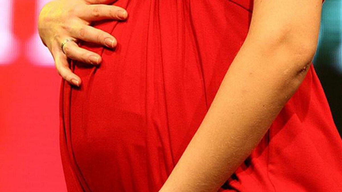 Hazırlanan geniş kapsamlı paket, sadece kamu çalışanlarını değil, özel sektör çalışanlarını da içine alarak çalışma hayatındaki tüm kadınların eşit ve genişletilmiş haklardan faydalanmasını amaçlıyor. Taslak, uzatılan izin süresinin yanı sıra anneler için kademeli esnek çalışma modelleri, babalık izninin güçlendirilmesi ve iş-aile dengesini destekleyici yeni teşvikleri de beraberinde getiriyor.