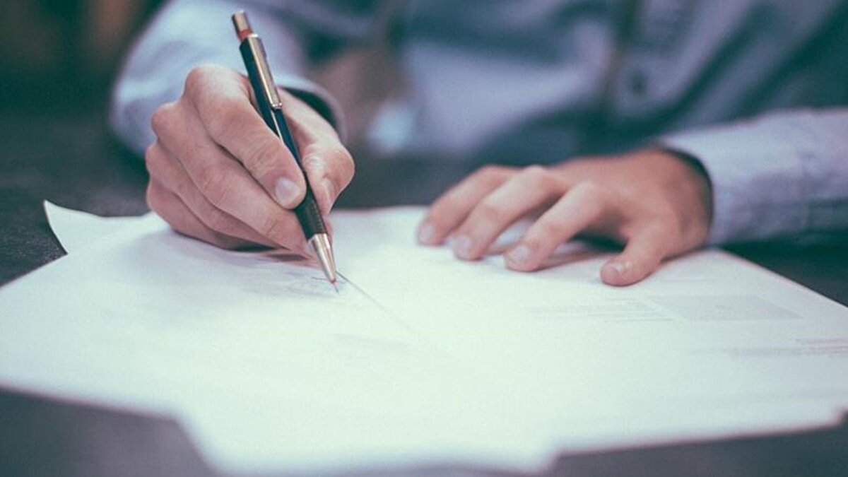 Doğurganlık hızına karşı kritik adımlar<br><br>Ülke genelinde doğurganlık hızının 1.48 gibi düşük bir orana gerilemesi, hükümetin bu adımları hızlandırmasının temel nedeni. Nüfusun kendini yenileme eşiği olan 2.1'in oldukça altında seyreden bu oranlara karşı en somut hamle, doğum izninin 6 aya çıkarılması oldu. Ayrıca, özel sektör çalışanları için babalık izni süresi de memurlarla eşitlenerek 10 güne yükseltiliyor. Mevcut durumda özel sektörde bu süre 5 gün olarak uygulanıyordu. Düzenlemenin, bütçe görüşmeleri sonrasında yeni yılın ilk günlerinde yasalaşması öngörülüyor.