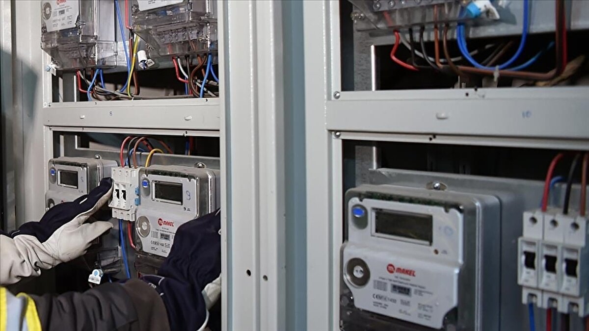 Enerji Piyasası Düzenleme Kurumu (EPDK), elektrik dağıtımında köklü bir dönüşüm başlatan yeni düzenlemesini Resmi Gazete’de yayımladı. Buna göre, Türkiye genelinde mekanik ve eski elektronik sayaçlar kademeli olarak akıllı sayaçlarla değiştirilecek. Böylece milyonlarca abone için yeni dönem resmen başlamış oldu.<br><br>Düzenlemeye göre, yıllık elektrik tüketimi 10 MWh’nin üzerinde olan tüm aboneler için akıllı sayaç kullanımı zorunlu hâle getirildi. Ayrıca 7 ve üzeri sayacın bulunduğu apartman ve site panolarında da 2027–2028 yılları arasında en az bir adet Akıllı Sayaç PRO’nun takılması şart koşuldu.