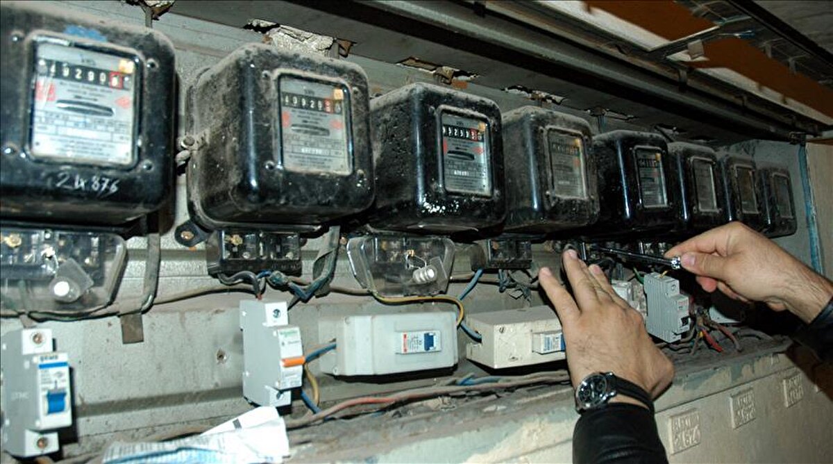 Kapsam kimleri içeriyor?<br><br>Yıllık tüketimi 10 MWh’nin üzerine çıkan abonelerde sayaçlar doğrudan PRO model ile değiştirilecek. Apartmanlarda sayaçların muayene süresi dolduğunda, eğer eski sayaç oranı yüzde 70’i aşıyorsa panodaki tüm sayaçlar akıllı modele dönüştürülecek. Bu oran altındaysa değişim yalnızca süresi dolan sayaçlarla sınırlı olacak.<br><br>Yeni tesislerde binada 4 ve üzeri sayaç bulunması durumunda belirli sayıda PRO sayacın kullanılması zorunlu olurken, tüm sayaçların PRO modele bağlanabilecek iletişim altyapısına sahip olması gerekecek.