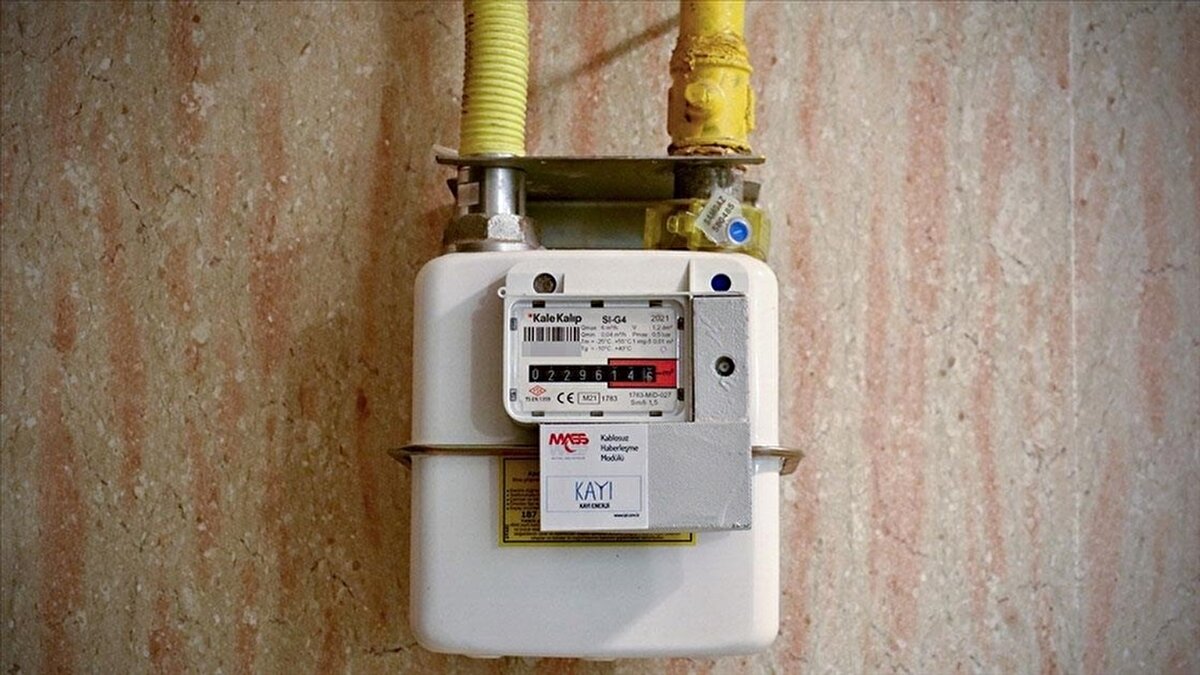 2026’da geçiş başlıyor, 2028’de tam dönüşüm hedefleniyor<br><br>Yayımlanan karara göre dönüşüm sürecinin ana başlangıç tarihi 1 Mart 2026 olarak belirlendi. 2027 yılına kadar bazı bölgelerde sayaçların en az yüzde 70’inin akıllı sisteme geçirilmesi, 2028 yılına gelindiğinde ise ülke genelinde yüzde 100 dönüşümün tamamlanması planlanıyor.<br><br>Yeni sistemde iki ayrı sayaç kullanılacak: Uzaktan okuma, açma–kapama, kalite verisi kaydı gibi tüm özellikleri barındıran Akıllı Sayaç PRO ve daha ekonomik ama sınırlı işlevlere sahip Akıllı Sayaç EKO.