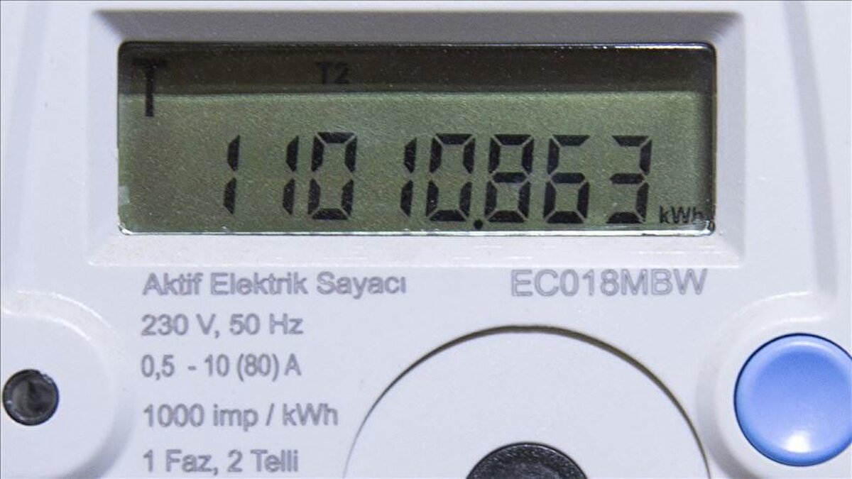 Amaç: Uzaktan okuma, düşük kayıp-kaçak, otomatik kesinti takibi<br><br>EPDK, düzenlemeyle sayaçların tamamının uzaktan okunabilir hâle gelmesini, manuel okuma sürecinin azalmasını, kayıp-kaçak tespitinin kolaylaşmasını ve kesintilerin anlık olarak izlenebilmesini hedefliyor.<br><br>Ayrıca kullanıcılara günlük ve saatlik tüketim verilerini gösteren dijital bir altyapı da geliyor. EPİAŞ üzerinden sunulacak yeni uygulama sayesinde aboneler, akıllı sayaçlarından gelen verileri görüntüleyebilecek, arıza, kesinti veya veri sorunlarını doğrudan takip edebilecek.