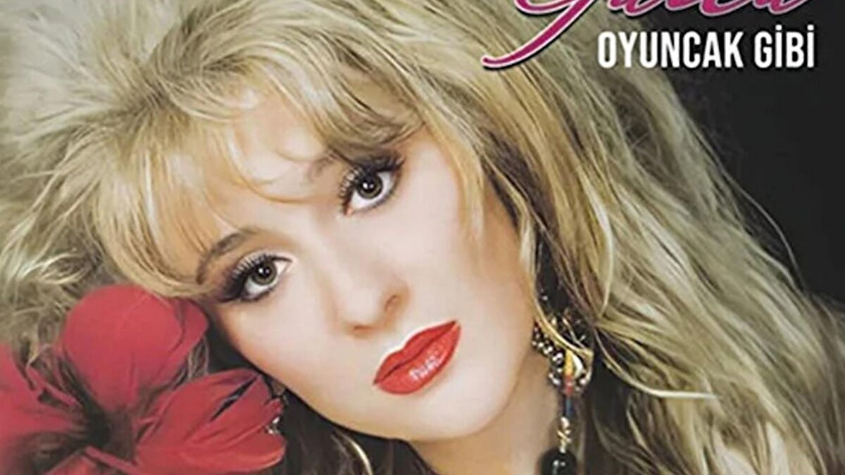 Yaşamını yitiren sanatçının komşularından biri, yazlık konutunda bulunan güvenlik sisteminin, Güllü'nün pencereden düşmeden hemen önceki 'itilme' anını kaydettiğini iddia ederek soruşturmaya dahil oldu. Adının açıklanmasını istemeyen bu kişi, elindeki görüntüleri vakit kaybetmeksizin yetkili emniyet birimlerine ileteceğini ve incelemeye sunacağını belirtti. Komşu, yaptığı açıklamada, "Bu elim hadisenin artık çözüme kavuşmasını talep ediyoruz" diyerek elindeki video kaydının şüpheli ölümü aydınlatmada anahtar rol oynayacağını ifade etti.