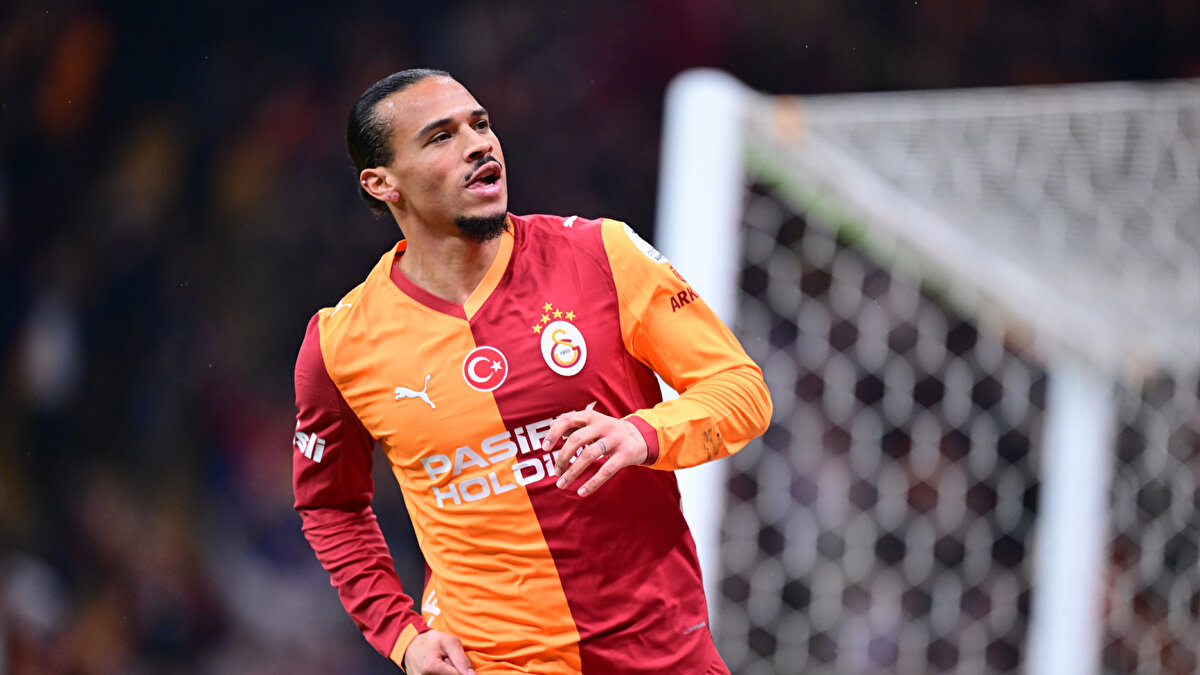 GALATASARAY HIZLI BAŞLADI<br><br>Maça etkili başlayan Galatasaray, Leroy Sane’nin golüyle 8. dakikada 1-0 öne geçti. Alman yıldız, bu sefer de 29. dakikada takım arkadaşı Osimhen’e asist yaptı ve Galatasaray ilk yarıyı 2-0 önde tamamladı.