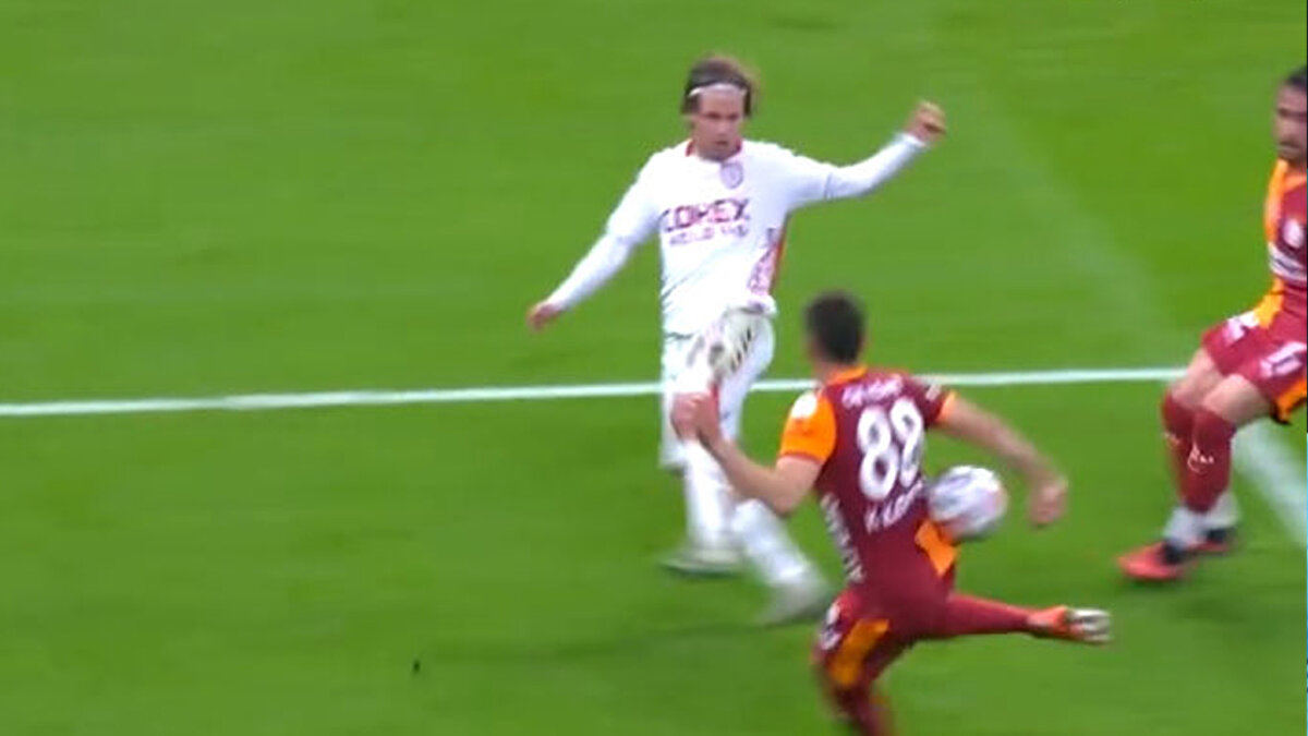 SAMSUNSPOR PENALTI BEKLEDİ<br><br>Maçın son bölümünde yaşanan bir pozisyon karşılaşmaya adeta damga vurdu. 