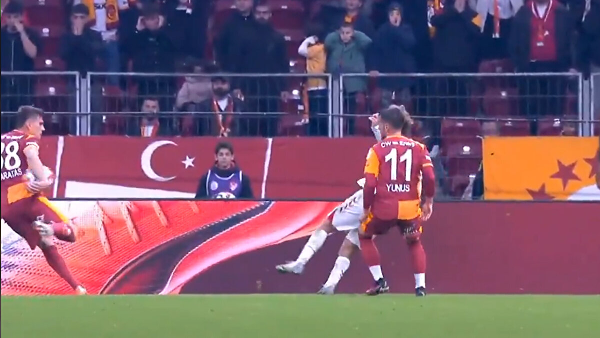 HAKEME BÜYÜK TEPKİ<br><br>Penaltı kararı verilmeyen bu pozisyon sonrasında Samsunsporlu oyuncular, hakem Mehmet Türkmen'e büyük tepki gösterdi.