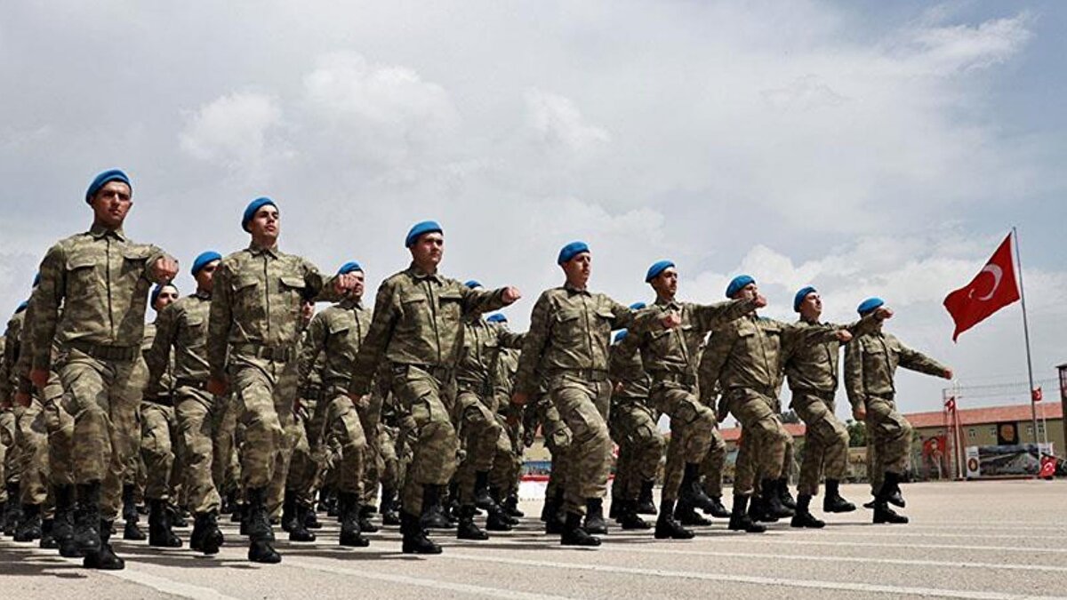 "Git denilirse aslan gibi askerliğimi yaparım"<br><br>Ali Osman Metan, "Eğer ‘askere gideceksin’ denilirse giderim, benim için problem değil. Vatanımı seviyorum, görevimi yaparım. Sağlıkla ilgili bazı sorunlarım var, heyetin vereceği kararı bekliyorum. Elverişsiz raporu verilirse zaten gitmeye gerek kalmayacak. Ama kurum ‘gideceksin’ derse seve seve giderim, aslan gibi askerliğimi yaparım. Ben vatanımı çok seviyorum" dedi.