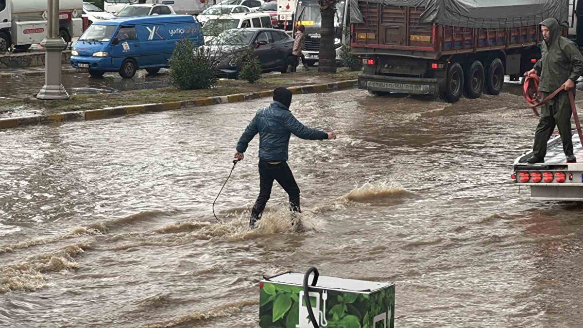 Bodrum’da sabah saatlerinde etkili olan sağanak yağış, kısa sürede cadde ve sokaklarda biriken sel suları nedeniyle günlük hayatı aksattı. Yoğun yağışın ardından birçok araç yol üzerinde ilerleyemez hale gelirken, bazı sürücüler su seviyesinin yükselmesi üzerine araçlarını terk etmek zorunda kaldı.