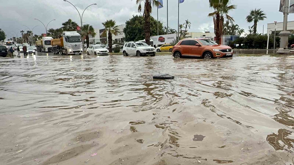 İlçenin ana arterlerinde trafik yoğunluğu kilometrelerce uzadı. Belediye ekipleri tıkanan mazgalları açmak için bölgede çalışma yürütürken, çekiciler suya gömülen araçları bulundukları yerden kaldırmaya başladı. Jandarma ekipleri trafik akışını kontrollü sağlamak için kavşaklarda önlem aldı.