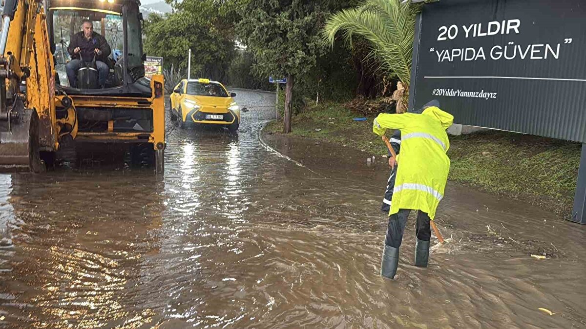 Bölgedeki sağanak yağışın aralıklarla devam ettiği bildirildi. Yetkililer, Bodrum genelinde yeni taşkın ihtimaline karşı hem vatandaşları hem de sürücüleri dikkatli olmaya çağırdı. Ekiplerin gün boyunca sahada olacağı ifade edildi.