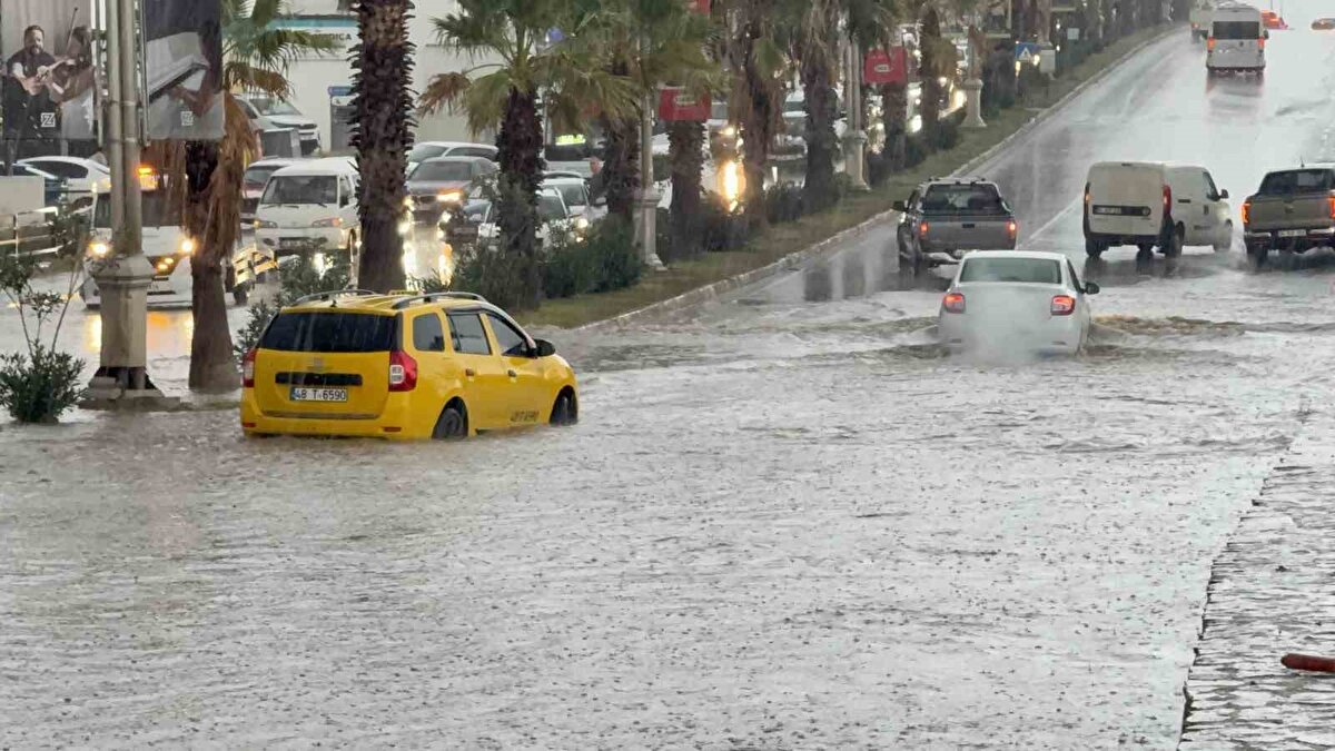 Meteoroloji Genel Müdürlüğü ve AFAD tarafından yapılan turuncu kod uyarısının ardından özellikle Bodrum–Turgutreis ve Gümbet bölgelerinde su baskınları görüldü. Mazgalların tıkanmasıyla yağmur suyu hızla yükseldi, yayalar yürümekte güçlük çekti. Sürücüler ise sele kapılmamak için araçlarını yol kenarına çekmeye veya daha güvenli alanlara ulaşmaya çalıştı.