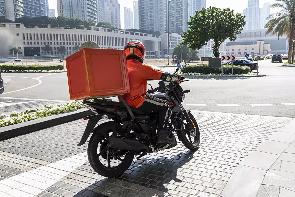 Mevcut sipariş platformlarının yüksek komisyonları nedeniyle yemek fiyatları uçarken, esnafın ve tüketicinin yükünü hafifletecek komisyonsuz yeni model devreye giriyor. İşletmeler menülerini kendileri belirleyecek, teslimatı kendi kuryeleriyle yapacak.