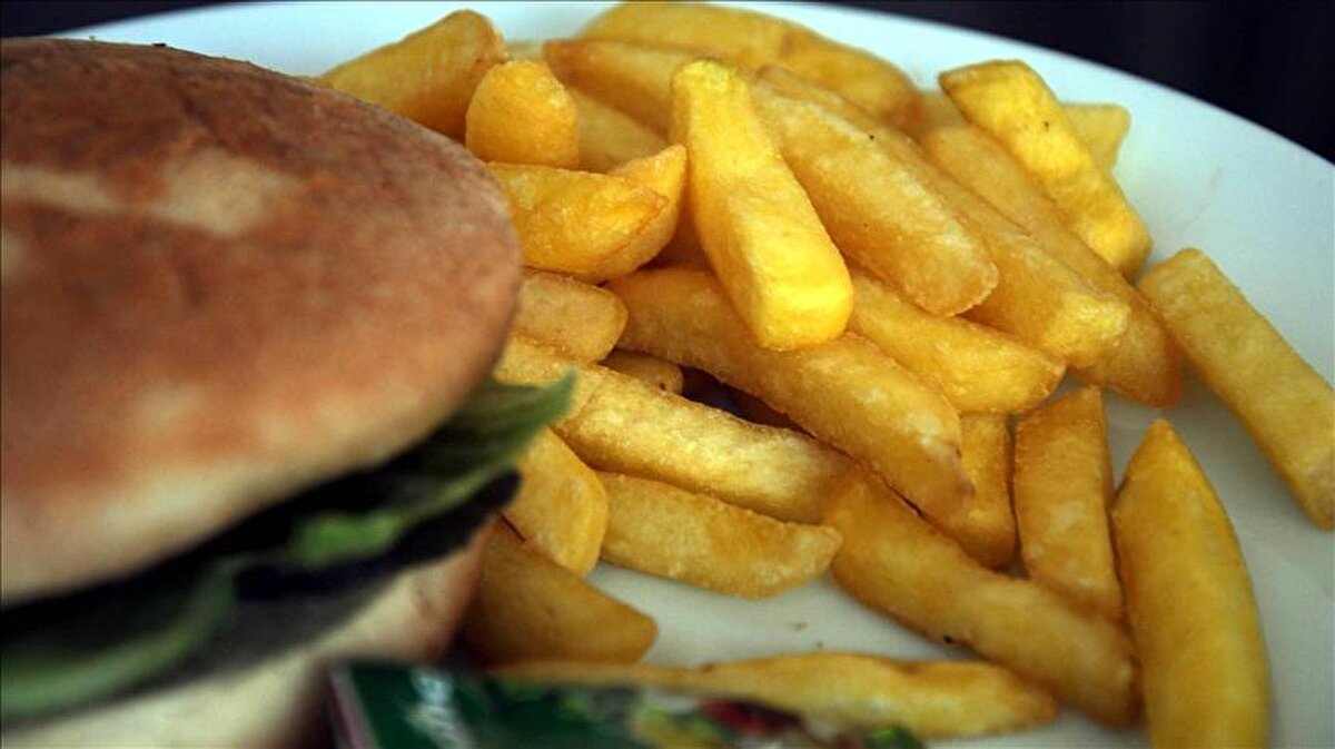 Türkiye genelinde milyonlarca kişinin kullandığı yemek sipariş uygulamalarında kesilen yüksek komisyonlar hem fiyatları yükseltiyor hem de işletmeleri zor durumda bırakıyordu. Yüzde 18 ile yüzde 40 arasında değişen kesintilerin menülere yansıması, paket servisle iş yerinde yeme arasında ciddi fiyat farkları oluşturuyordu. Artan tepkiler üzerine esnaf, komisyon sorununu ortadan kaldıracak yeni bir model üzerinde çalıştı ve detayları belli olan sistemin yakın zamanda devreye gireceği açıklandı.