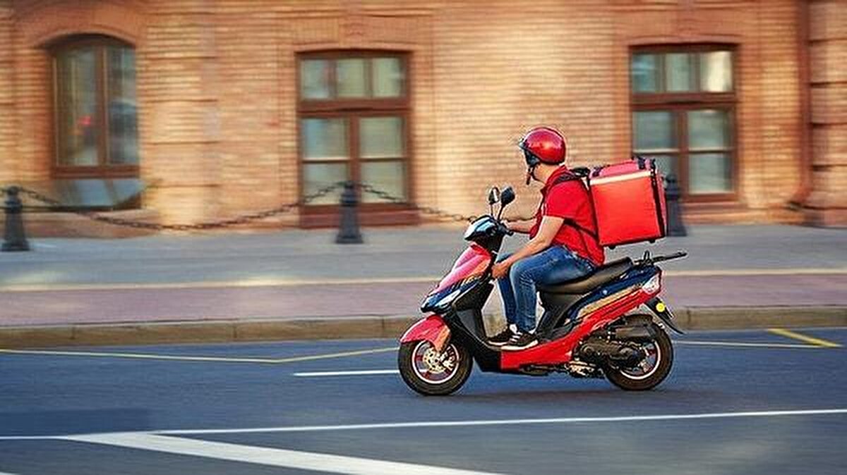 “Fiyatları yükseltmek zorunda kalıyoruz”<br><br>Uygulamalardaki yüksek komisyon nedeniyle mağdur olduklarını söyleyen bir esnaf ise,<br>“100 liralık bir ürünü, komisyon nedeniyle müşteriye 140 liradan göndermek zorundayız. Bu da ciddi maliyet oluşturuyor. Komisyonsuz sisteme geçilirse biz de rahatlayacağız.” ifadelerini kullandı.