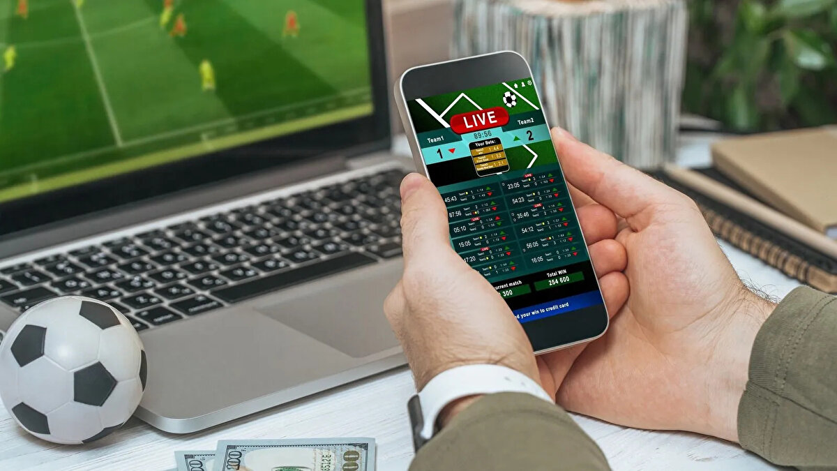 3. Şüpheli Para Trafiği Olan İsimler (Banka Hesapları)<br><br>Banka hesaplarında yapılan incelemeler sonucunda, kaynağı açıklanamayan veya şüpheli görülen finansal işlemler nedeniyle soruşturmaya dahil edilen ünlü isimler şunlar:<br><br>Murat SANCAK (Adana Demirspor Eski Başkanı)<br><br>Ahmet ÇAKAR (Eski Hakem ve Spor Yorumcusu)<br><br>Zorbay KÜÇÜK (Üst Klasman Hakemi)