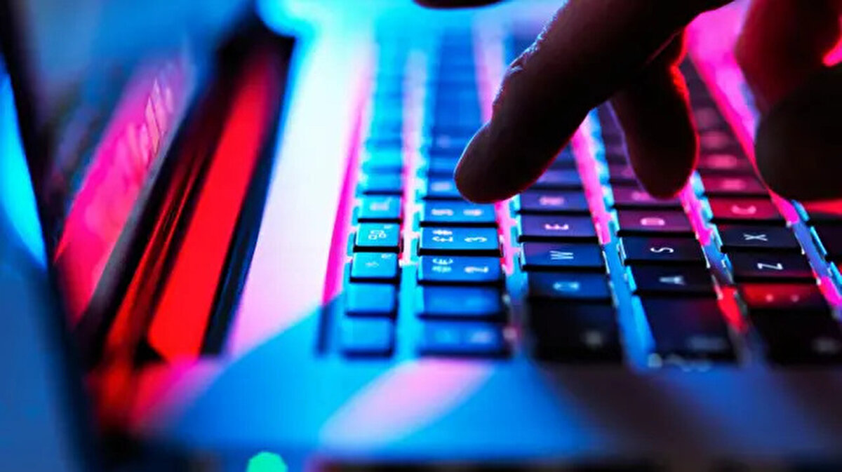 Suçlama Nedir?<br><br>Şüpheliler hakkında Türk Ceza Kanunu'nun yanı sıra 6222 Sayılı Sporda Şiddet ve Düzensizliğin Önlenmesine Dair Kanun'a Muhalefet suçundan işlem yapılıyor. Profesyonel Futbol Disiplin Kurulu (PFDK), daha önce 13.11.2025 tarihli toplantısında konuyla ilgili 101 futbolcu hakkında hak mahrumiyeti cezası vermişti. Savcılık soruşturması ise işin adli boyutunu oluşturuyor.