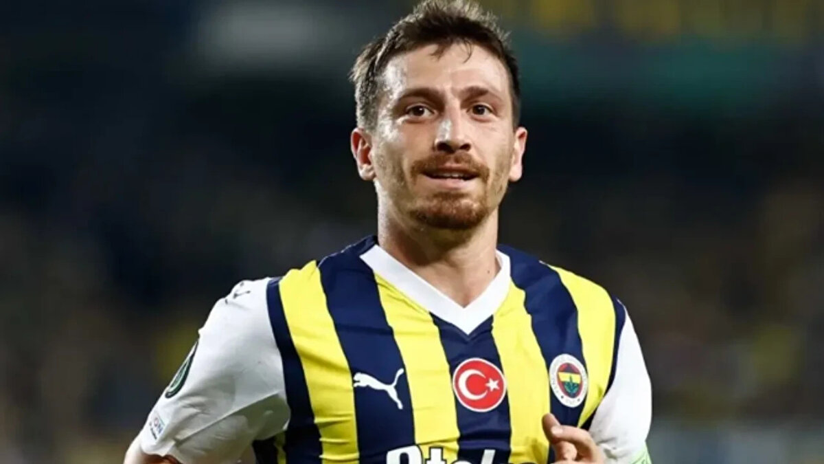 Fenerbahçe’nin kaptanı Mert Hakan Yandaş’ın adının sabah saatlerinde düzenlenen geniş çaplı operasyonla gündeme gelmesi spor dünyasını adeta sarstı. İstanbul Cumhuriyet Başsavcılığı tarafından yürütülen futbolda yasadışı bahis ve şike soruşturması kapsamında çok sayıda futbolcu, hakem ve kulüp yöneticisi gözaltına alındı. Gözaltı listesinde Mert Hakan Yandaş’ın da yer alması futbolseverlerde büyük merak uyandırdı. Peki, Mert Hakan Yandaş gözaltına mı alındı, neden? İşte yıldız futbolcunun kariyeri, biyografisi ve soruşturmanın detayları…