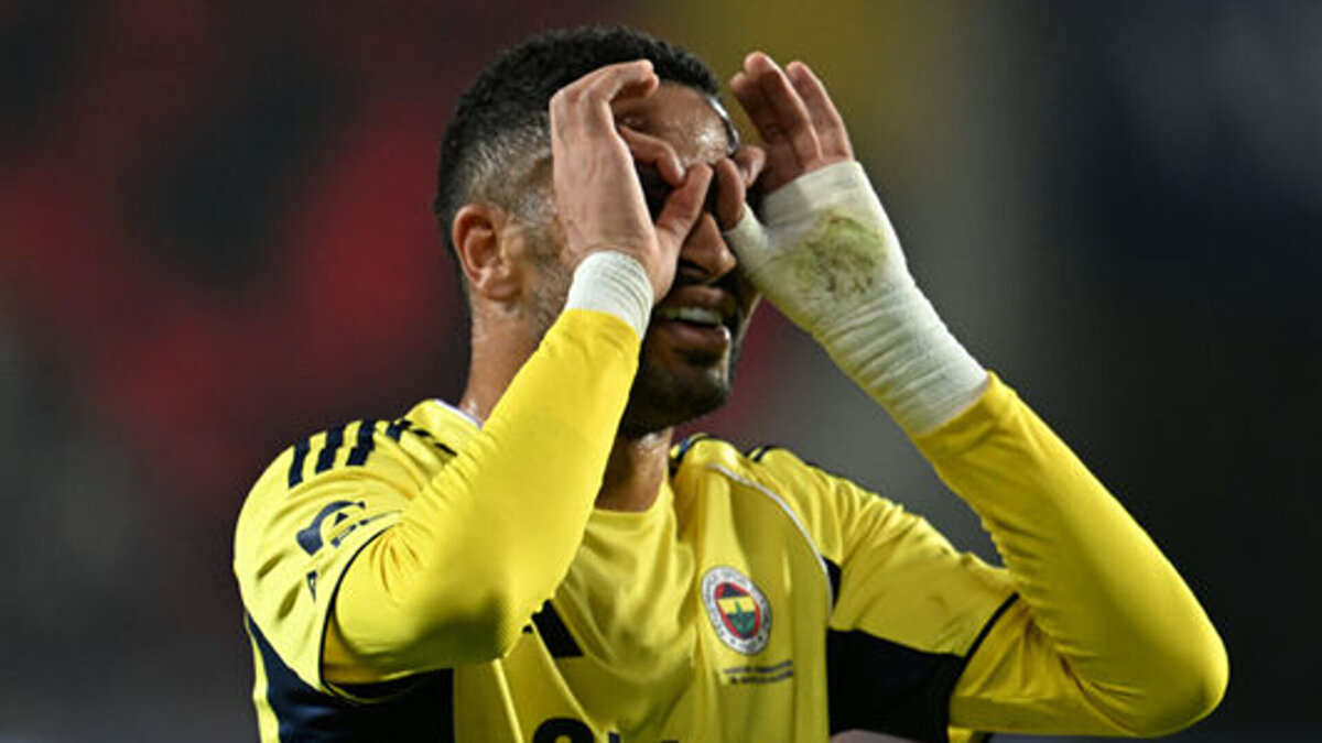 Suudi Arabistan'dan talipleri olan En-Nesyri'nin takımdan gitmesi durumunda Fenerbahçe, Santiago Gimenez veya Gianluca Scamacca'yı kadrosuna katmak istiyor.  Milan'da hayal kırıklığı yaratan Gimenez ile Atalanta'da yedeğe çekilen Scamacca'nın durumu Fenerbahçe tarafından takip ediliyor.