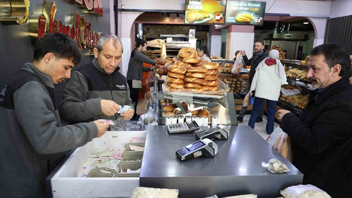 Müşterilerden yoğun ilgi<br><br>Fırın çalışanı Mustafa Musab Karakaya, uygulamanın para üstü sorununu azaltmada etkili olduğunu belirtti. Karakaya, “Müşteriler 1 TL ve 50 kuruş şeklinde yüz lira getiriyor, hem bozukluklarını tümletiyoruz hem de iki ekmek veriyoruz. Bazı müşteriler kampanyayı birden fazla kez kullandı. Hem bizim için hem de müşteriler için güzel bir uygulama” dedi.