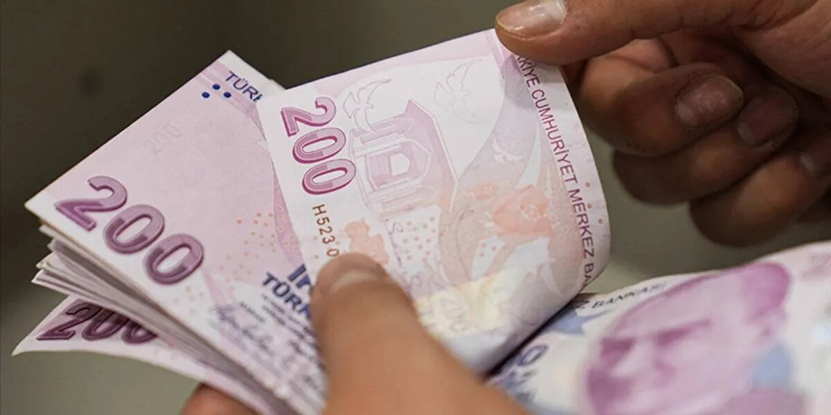 “Gerçek kayıp 2025 enflasyonuyla başladı”<br><br>Eğilmez, 2025 boyunca sabit kalan 22.104 TL’lik asgari ücretin yıl sonu enflasyon tahmini olan yüzde 30 oranında satın alma gücü kaybına uğradığını ifade etti. Bu kaybın giderilmesi için ücretin en az bu oran kadar artırılması gerektiğini söyleyen Eğilmez, 2026 yılı için Orta Vadeli Program’da öngörülen yüzde 16’lık enflasyonun da ayrıca ücrete yansıtılması gerektiğini kaydetti.