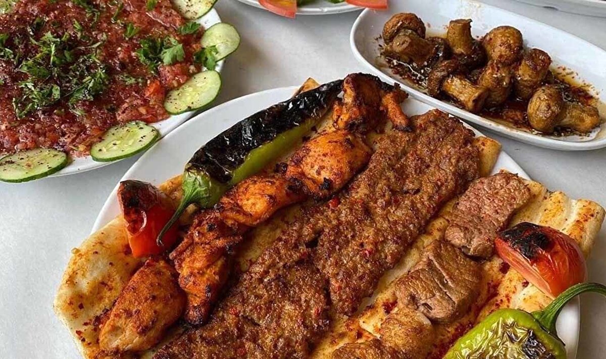 Yunanistan ikinci sıraya geriledi, Peru ilk üçü tamamladı<br><br>Geçen yıl listenin birincisi olan Yunanistan, bu yıl 4.60 puanla ikinci sırada kendine yer buldu.<br>Latin Amerika’nın yükselen gastronomi ülkelerinden Peru ise 4.54 puanla üçüncü sıradaki konumunu korumayı başardı.