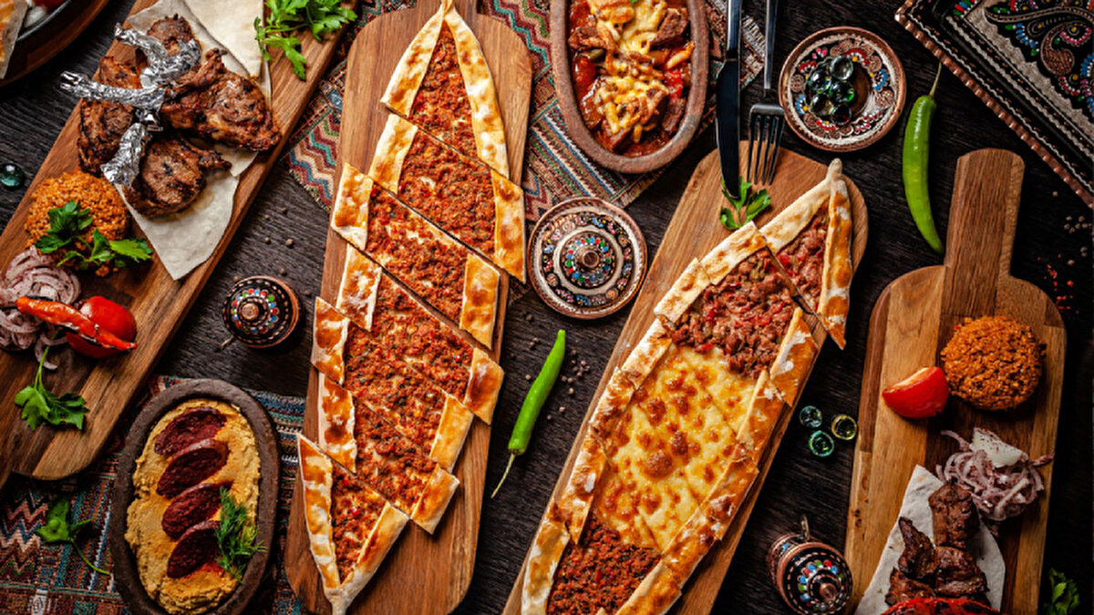 Yeni liste gastronomi meraklıları için küresel bir rehber niteliğinde<br><br>2025/26 sıralaması, hem geleneksel tariflerin hem de coğrafi işaretli ürünlerin aldığı puanlar doğrultusunda oluşturuldu. Yeni veriler, dünya mutfaklarının değişen trendlerini ortaya koyarken, gastronomi tutkunlarına geniş bir keşif haritası sunuyor.