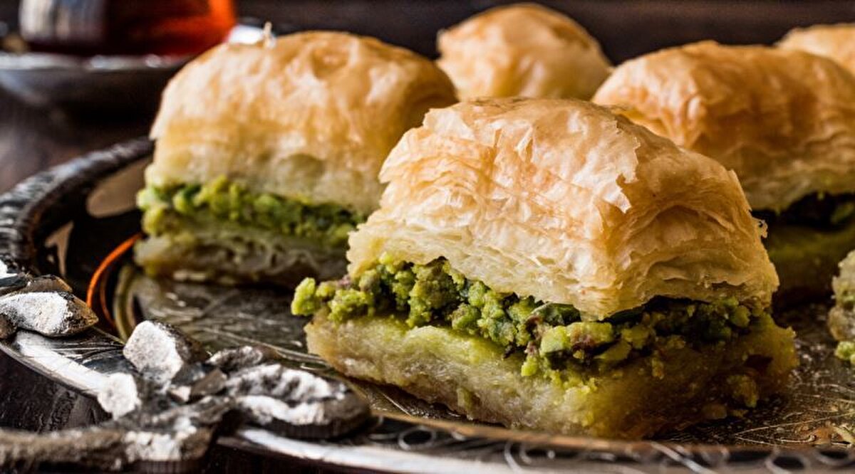 Türk mutfağı: Geleneksel lezzetler ilk 10’da tutuyor<br><br>Türkiye, bu yıl da gastronomik çeşitliliği ve yerel ürünlerinin yüksek puanları sayesinde listenin üst sıralarında kalmayı başardı.<br>TasteAtlas değerlendirmesine göre Türk mutfağı 4.49 puanla dünyanın en iyi 7. mutfağı olarak gösterildi.