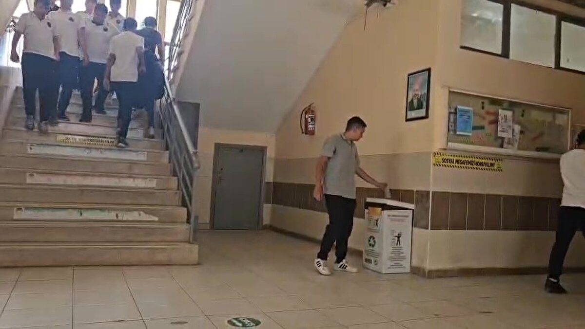 Hatay’ın İskenderun ilçesindeki Mesleki ve Teknik Anadolu Lisesi’nde öğrencilerin çevre bilincini ölçmek amacıyla koridorlara bilerek pet şişe bırakıldı. Görüntülerde onlarca öğrencinin şişeyi fark etmeden geçtiği görülürken, Bora Sarı isimli öğrenci şişeyi alıp çöpe attı ve okul yönetiminin takdirini kazandı.