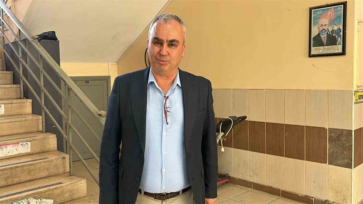 Bora Sarı’nın bu örnek davranışı, okul yönetimi tarafından çeyrek altınla ödüllendirildi. Müdür Yardımcısı Duran Bilgin, bu tür etkinliklerin öğrencilerde temizlik ve çevre bilincini pekiştirmek için sıkça düzenlendiğini belirtti. “Öğrenciler ödül aldıklarında motivasyonları artıyor ve çevre bilincini günlük hayatlarına yansıtıyorlar” dedi.