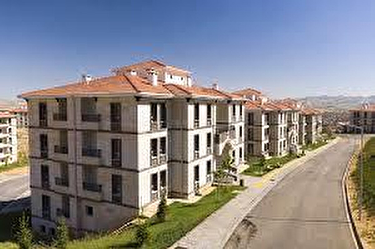 Depremin ardından 11 ilde hızla toparlanma süreci başlatıldığını belirten Kurum, “Günde 550, saatte 23 konutun teslim edildiği bir üretim temposuyla ilerliyoruz. Bugün itibarıyla deprem şehirlerimizin tamamında ışıklar yanıyor. Kalan son vatandaşlarımızı da yeni yuvalarına kavuşturuyoruz” dedi.