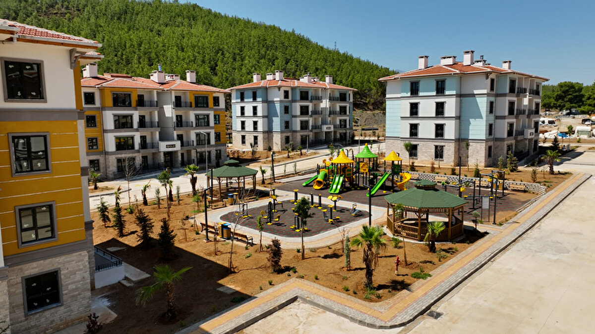 500 bin sosyal konut projesine yönelik yoğun ilgiyi değerlendiren Kurum, başvuruların özellikle deprem illerinde ayrıcalıklı kontenjanla desteklendiğini söyledi. Hatay için belirlenen kontenjan şöyle sıralandı:<br>– Antakya, Merkez ve Defne: 6.800<br>– Hassa: 1.500<br>– İskenderun: 1.354<br>– Reyhanlı: 750<br>– Kırıkhan: 600<br>Toplam: 13 bin 289 sosyal konut