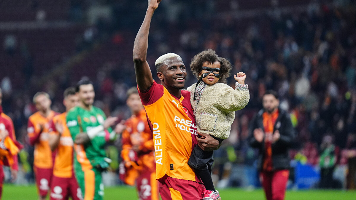 “Motivasyonumu kendim yaratırım” <br><br>Osimhen sözlerine şöyle devam etti: “Beni motive etmek için kimseye gerek yok, ben kendi motivasyonumu yapıyorum. Kendime o kadar çok inanıyorum ki, bazen saha dışında bile ‘Bunu gerçekten sen mi yapıyorsun?’ diye düşünüyorum.”<br>