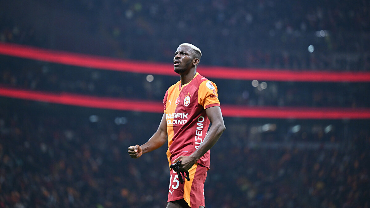 Victor Osimhen’in Smallie YouTube kanalına yaptığı açıklamalar: “Öncelikle geçen sezonki başarılar için Tanrı’ya şükrediyorum. Yaz transfer döneminden bu yana çok şey yaşandı. Türkiye’nin en iyi kulübüne ve dünya çapında saygınlığı olan bir takıma gelmek benim için çok büyük anlam taşıyor. İyi ki buradayım. Galatasaray’a her şey için teşekkür ederim. Taraftarımız da çok iyi. Onları çok seviyorum.” dedi. <br><br>
