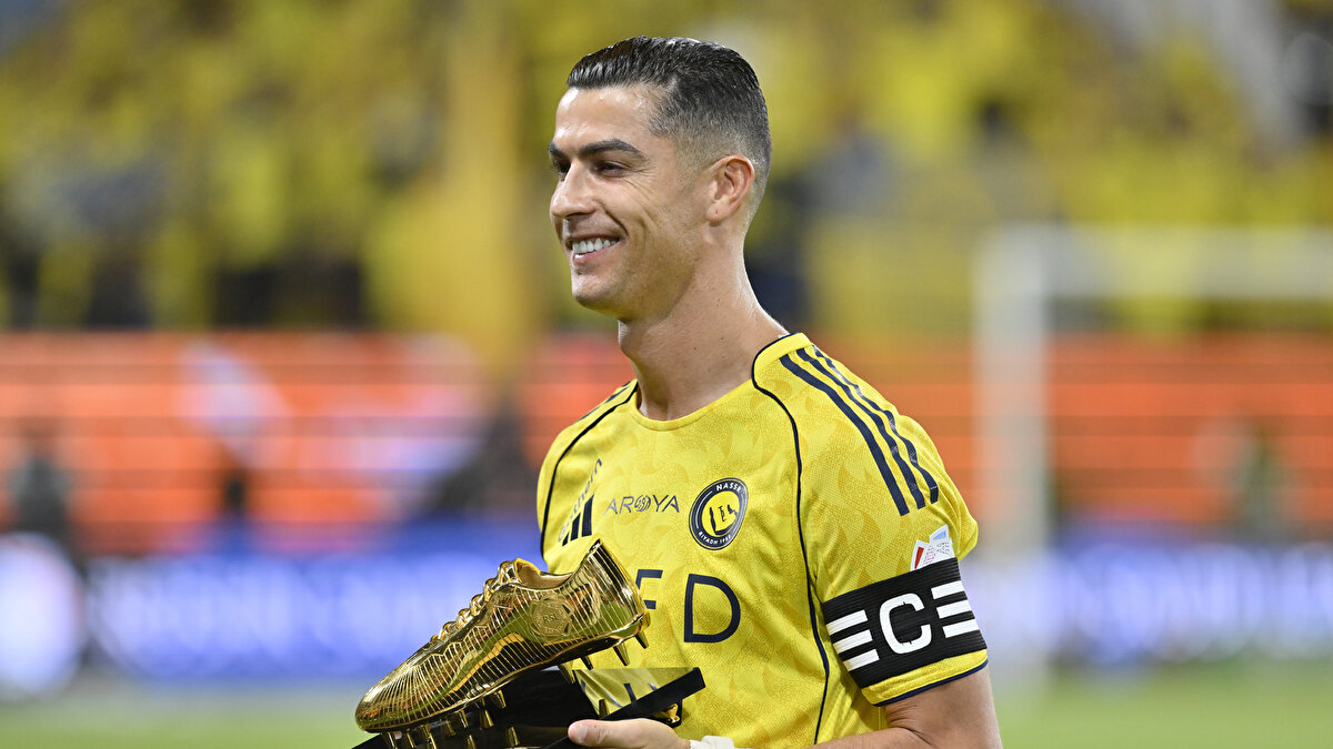 "Cristiano Ronaldo’yu örnek olarak alacak olursak, hepimiz onun tutkusunu görüyoruz. 40 yaşında bile, bir gol kaçırdığında ya da bir maç kaybettiğinde sinirlendiğini görebiliyoruz. Benim için bu doğru zihniyet. İşte bu şekilde olmalı; bu, hepimizin örnek alması gereken türden bir yaklaşım."<br>